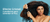 Mujer con cabello con friz, trata de desenredar su pelo. La imagen representa el contenido del artículo, es decir, cuáles son los mejores productos para controlar el frizz. 