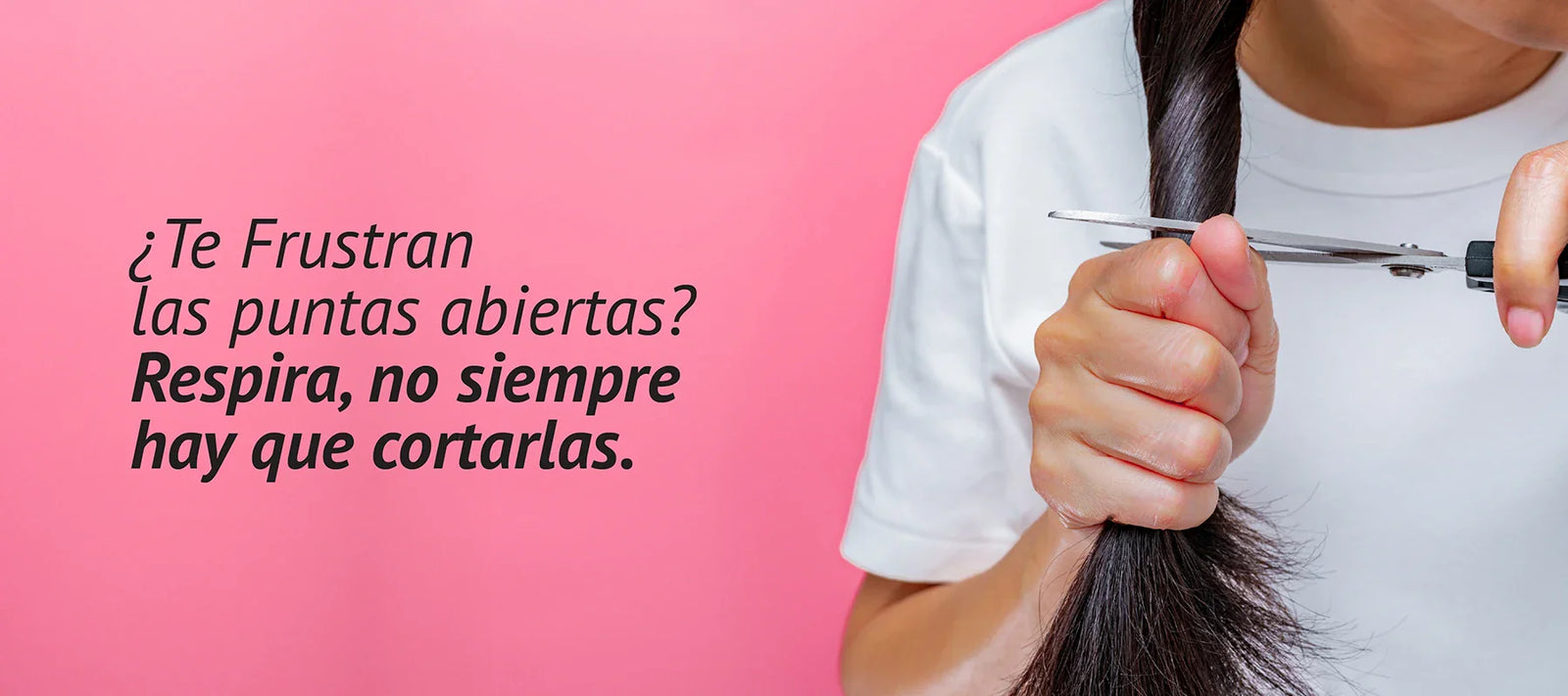 Mujer cortando las puntas abiertas y secas de su cabello con tijeras